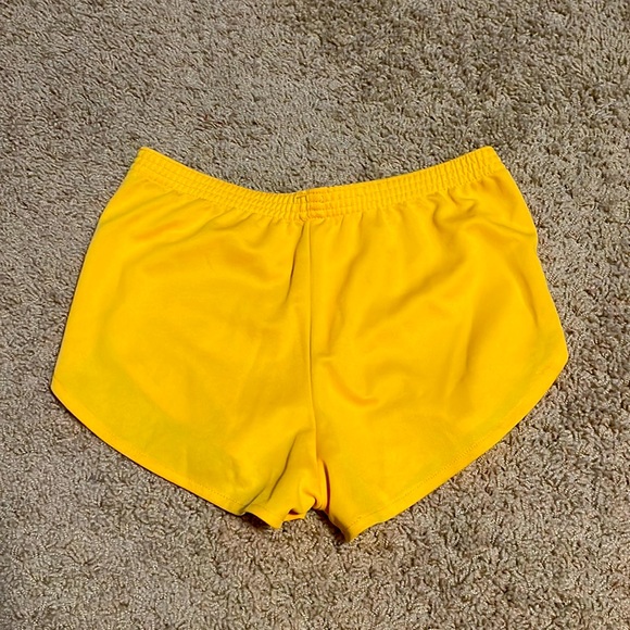 American Apparel short shorts in yellow gold - Picture 1 of 3